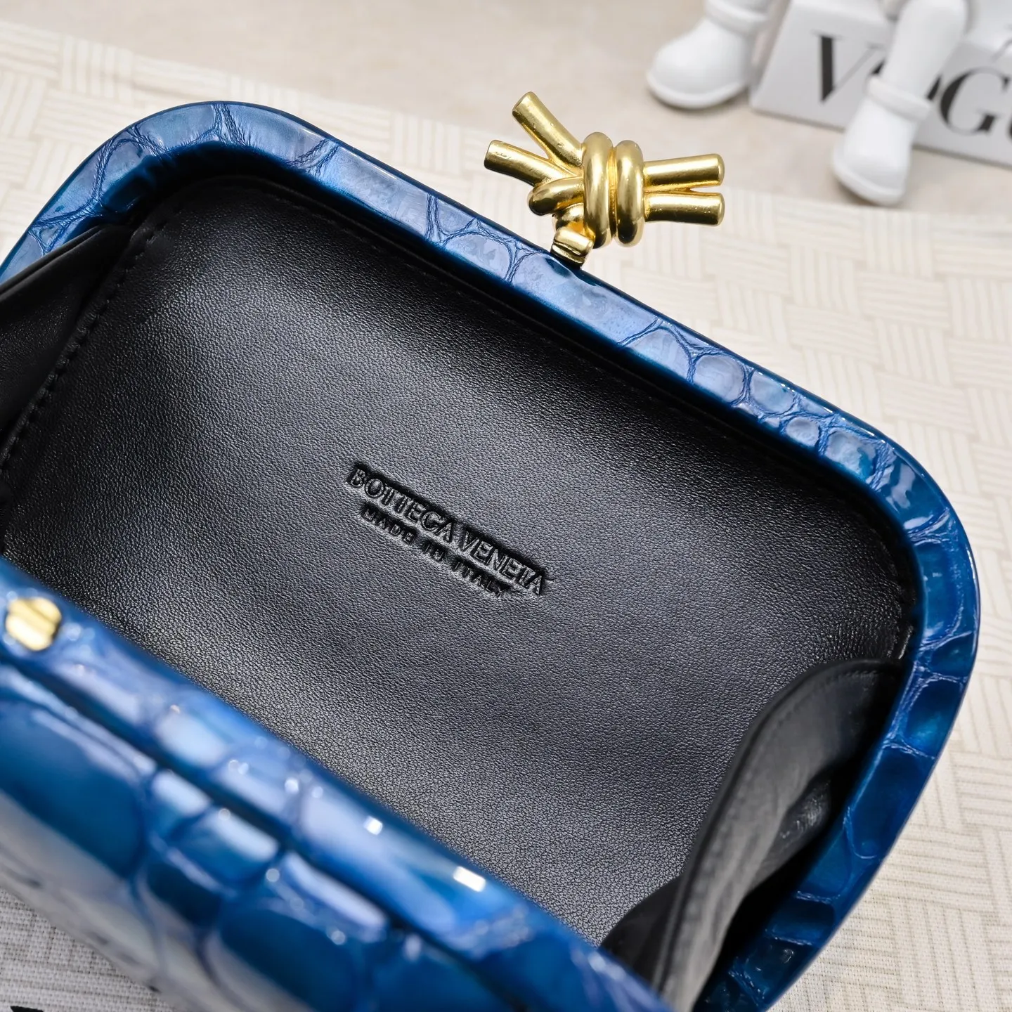 Batch 1560 #BV Knot pearlescent crocodile pattern evening bag series 🐊 Each bag reveals exquisiteness and elegance. It is made of crocodile leather with knot buckle. The leather feels super good and is unforgettable. 🐊 Crocodile pattern is a classic among classics. It looks high-end whenever you take it out ⭐️ The design is small and exquisite, low-key without logo, elegant and generous. Holding it in your hand or hanging it on your wrist will make you look more elegant and charming [Fireworks] Model: 717622 Size: 20x12x5.5